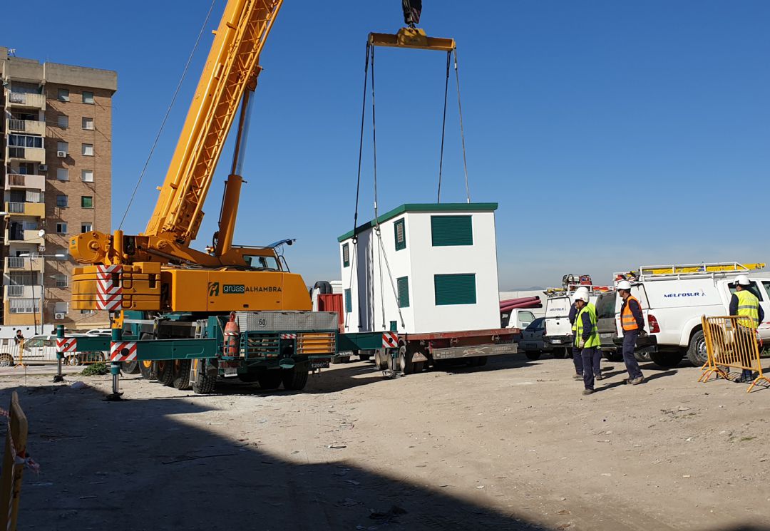 Una grúa traslada a su ubicación definitiva un nuevo transformador que coloca Endesa en un barrio del distrito Norte de la ciudad de Granada Una grúa traslada a su ubicación definitiva un nuevo transformador que coloca Endesa en un barrio del distrito Norte de la ciudad de Granada