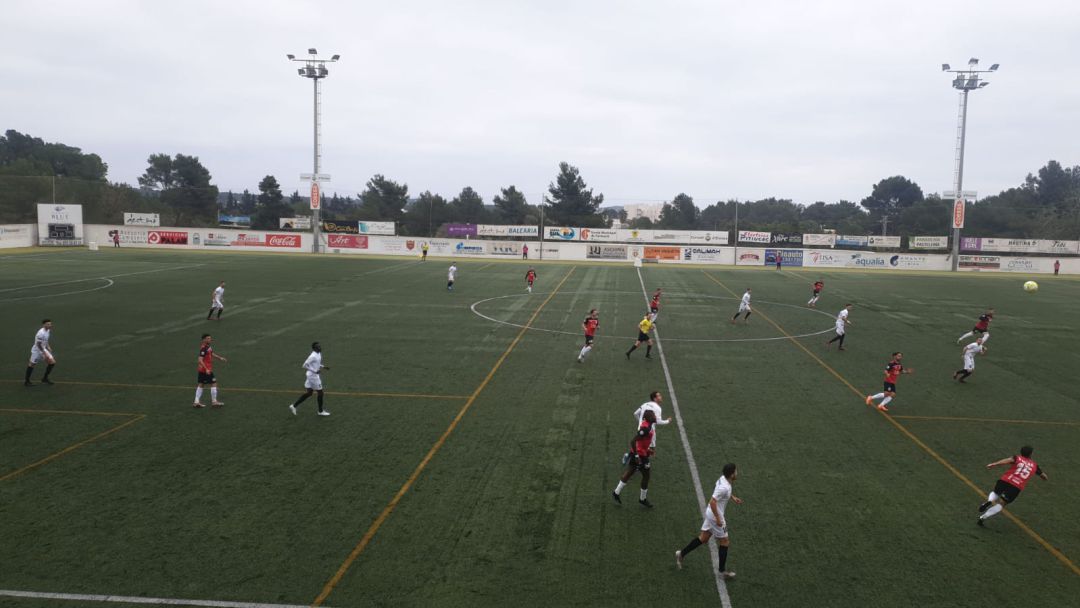 Imagen del partido jugado ayer en Santa Eulària Imagen del partido jugado ayer en Santa Eulària