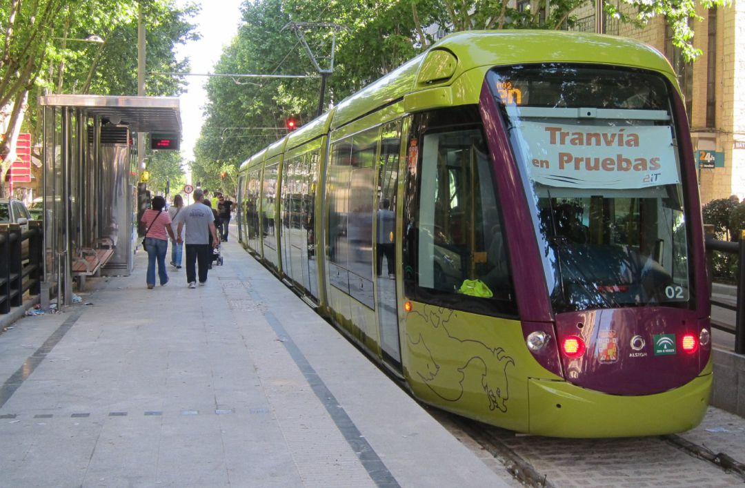 Tranvía de Jaén en fase de pruebas. Tranvía de Jaén en fase de pruebas.
