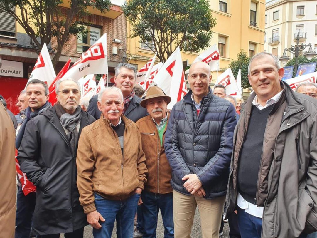 El alcalde y varios conejales durante su participación en la manifestación del 16F El alcalde y varios conejales durante su participación en la manifestación del 16F