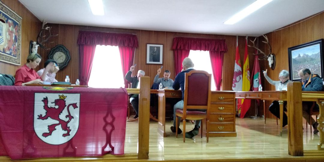 Momento de votación en el Ayuntamiento de Riaño Momento de votación en el Ayuntamiento de Riaño