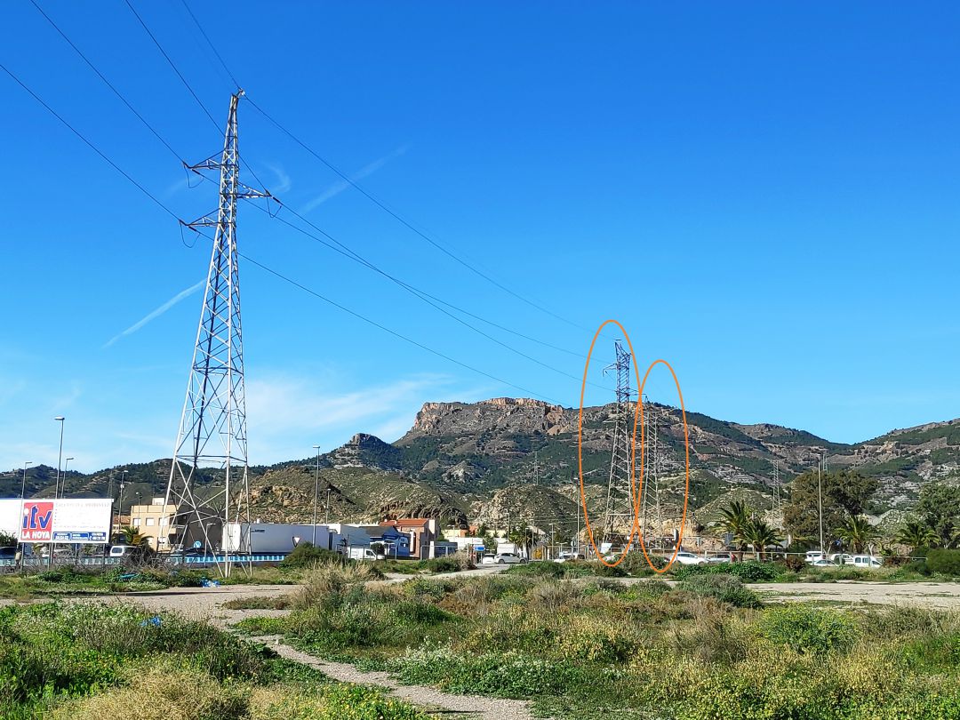 Dos de los apoyos de la línea eléctrica que va a ser soterrada en La Viña Dos de los apoyos de la línea eléctrica que va a ser soterrada en La Viña