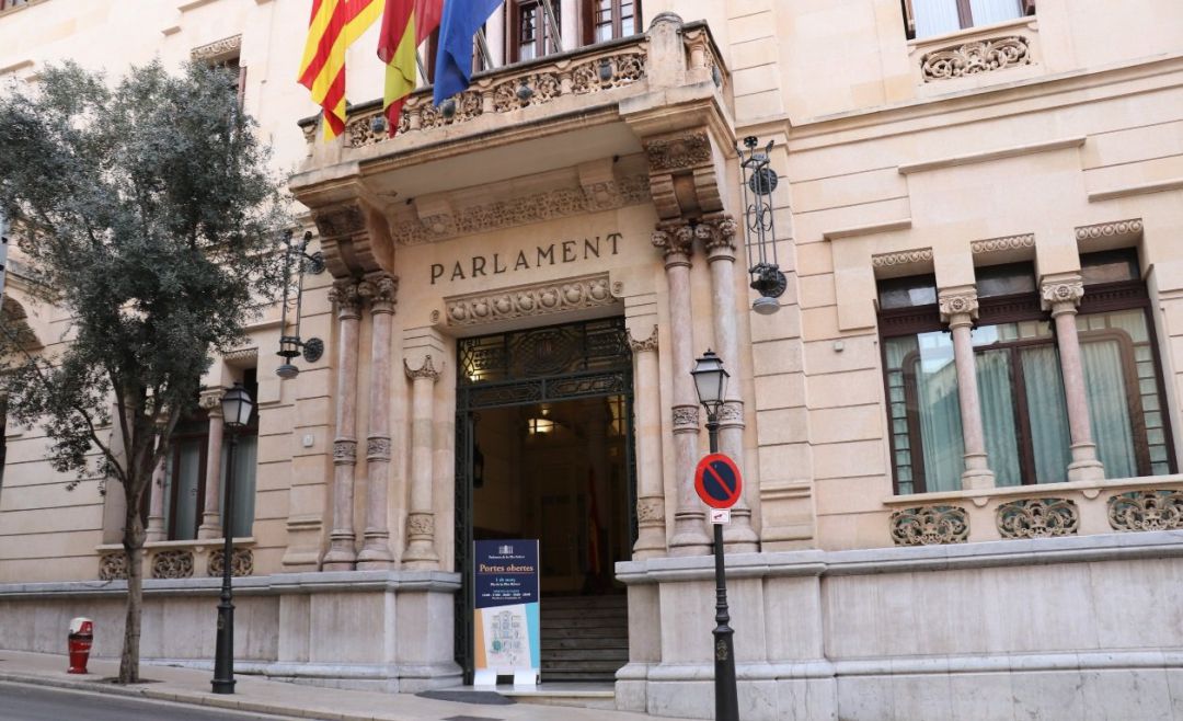 La fachada del Parlament en la calle Conquistador. La fachada del Parlament en la calle Conquistador.