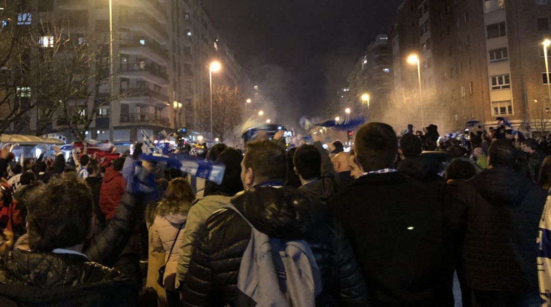 Imagen de seguidores de la Real animando en la ida de la semifinal contra el Mirandés Imagen de seguidores de la Real animando en la ida de la semifinal contra el Mirandés