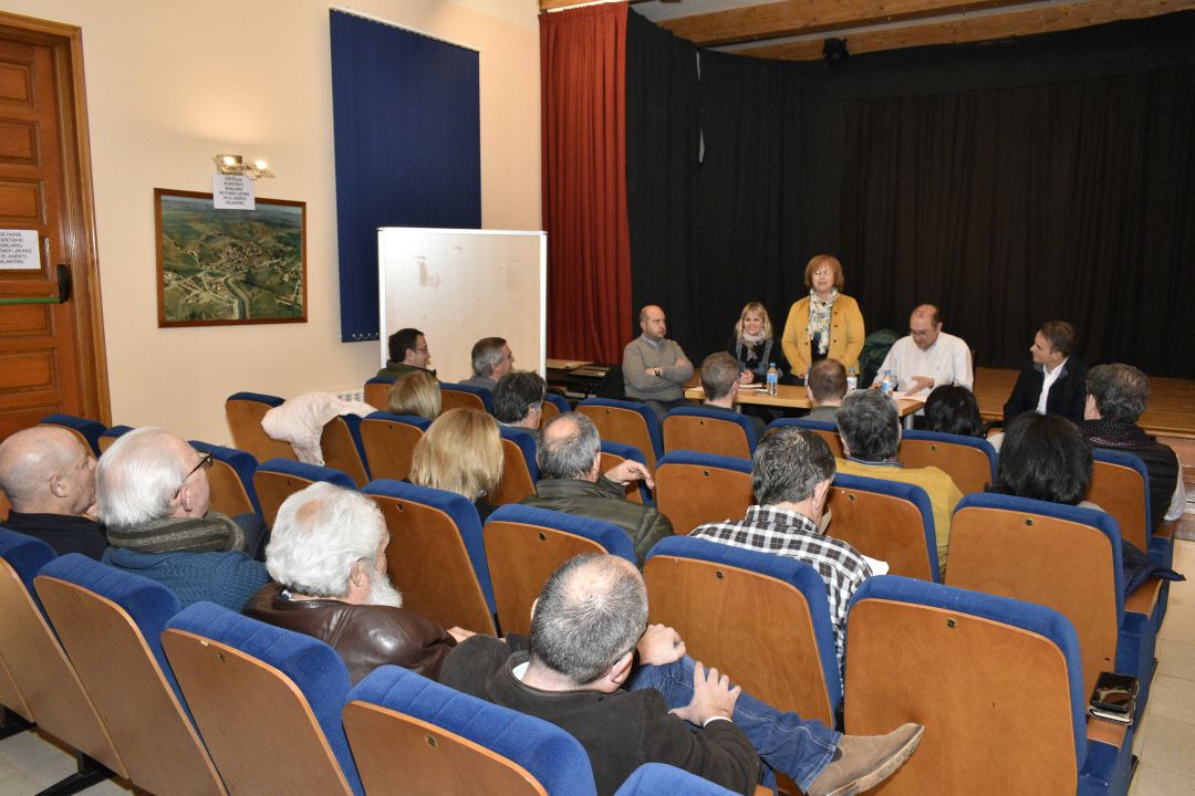 En la reunión celebrada en Ayllón han resultado elegidos para formar parte de la Dirección Permanente de este órgano por el Partido Judicial de Riaza, los Alcaldes de Villaverde de Montejo, Ricardo Hernando, y Moral de Hornuez, Alejandro de la Hoz; las Alcaldesas de Ayllón, María Jesús Sanz, y Riofrío de Riaza, María del Pilar Vallecillo; y el portavoz en Fresno de Cantespino, Carlos van Oosterzee En la reunión celebrada en Ayllón han resultado elegidos para formar parte de la Dirección Permanente de este órgano por el Partido Judicial de Riaza, los Alcaldes de Villaverde de Montejo, Ricardo Hernando, y Moral de Hornuez, Alejandro de la Hoz; las Alcaldesas de Ayllón, María Jesús Sanz, y Riofrío de Riaza, María del Pilar Vallecillo; y el portavoz en Fresno de Cantespino, Carlos van Oosterzee
