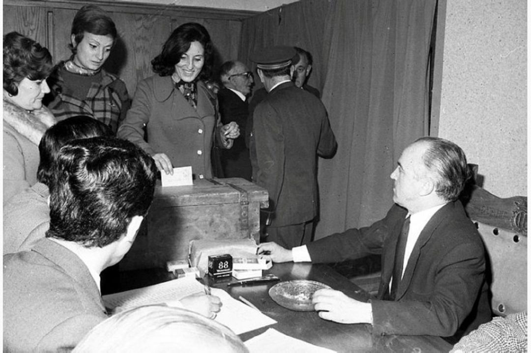 Joan Armengol Pal presidint la mesa de les primeres eleccions en què les dones van poder votar. Joan Armengol Pal presidint la mesa de les primeres eleccions en què les dones van poder votar.