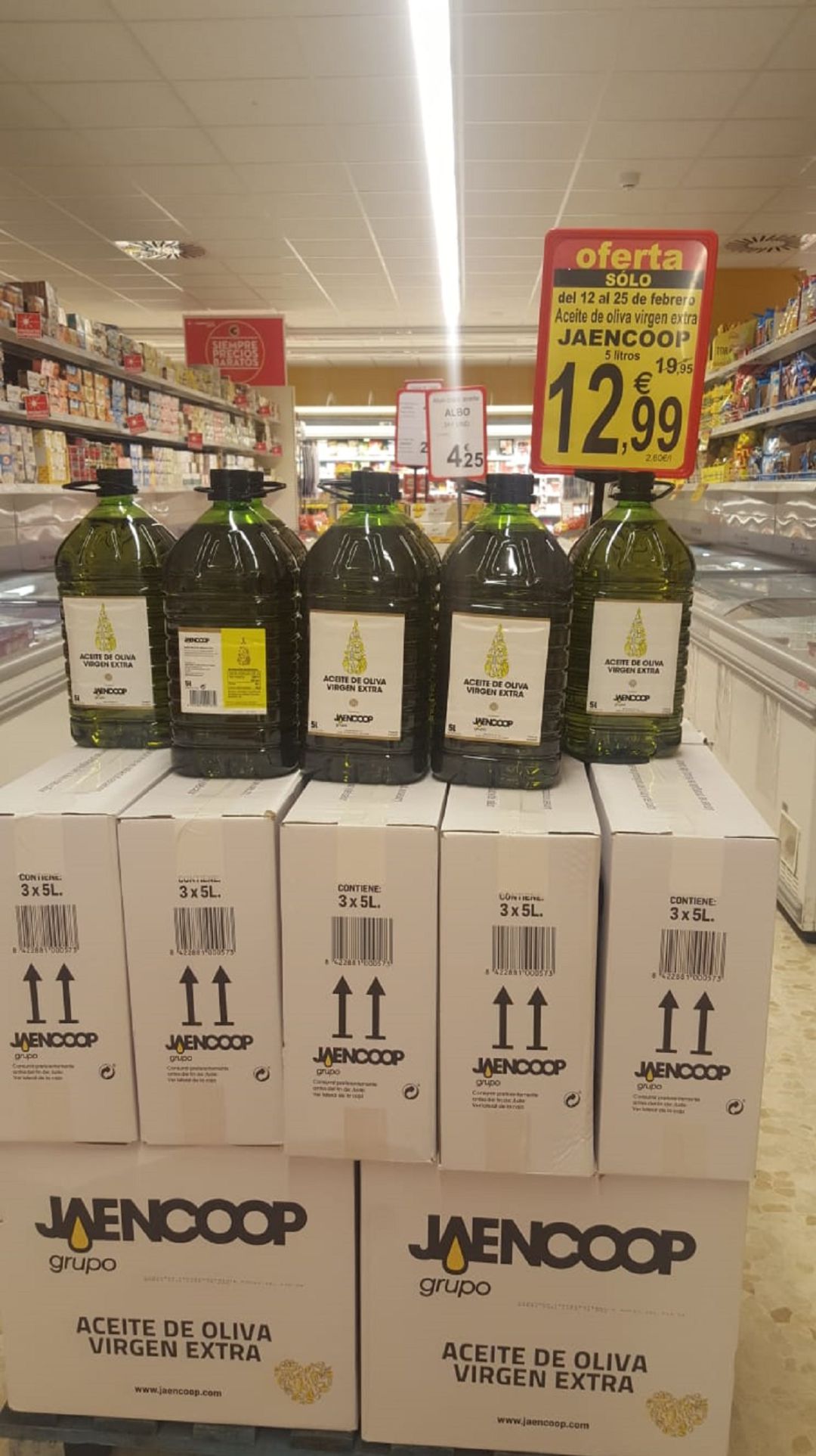 Aceite de Jaencoop en un supermercado Supersol Aceite de Jaencoop en un supermercado Supersol