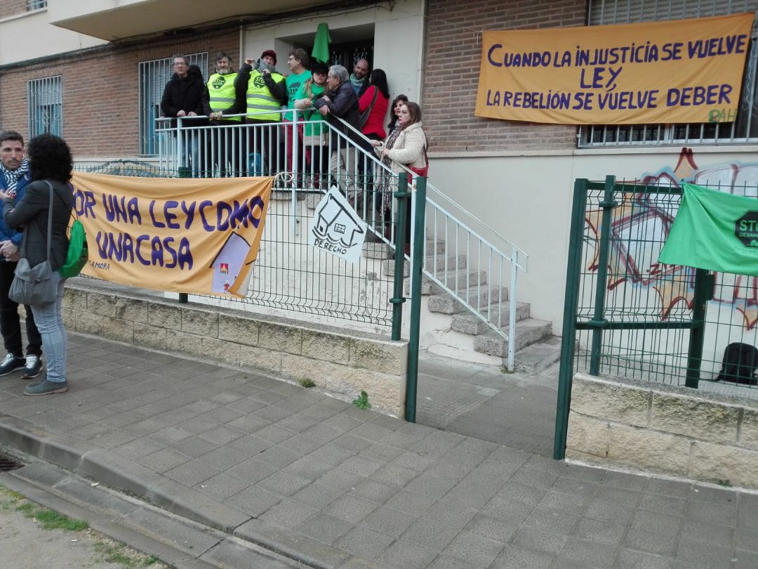 Concentración de la PAH frente a la vivienda en la que se iba a producir el deshaucio Concentración de la PAH frente a la vivienda en la que se iba a producir el deshaucio