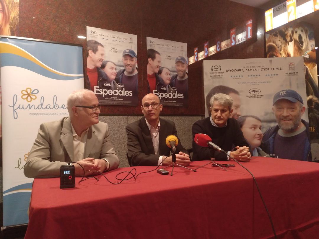 Fernando García (presidente de FUNDABEM), Enrique Torralba (gerente de Cines Estrella Ávila) y Gerardo Herrera (Autismo Ávila) Fernando García (presidente de FUNDABEM), Enrique Torralba (gerente de Cines Estrella Ávila) y Gerardo Herrera (Autismo Ávila)