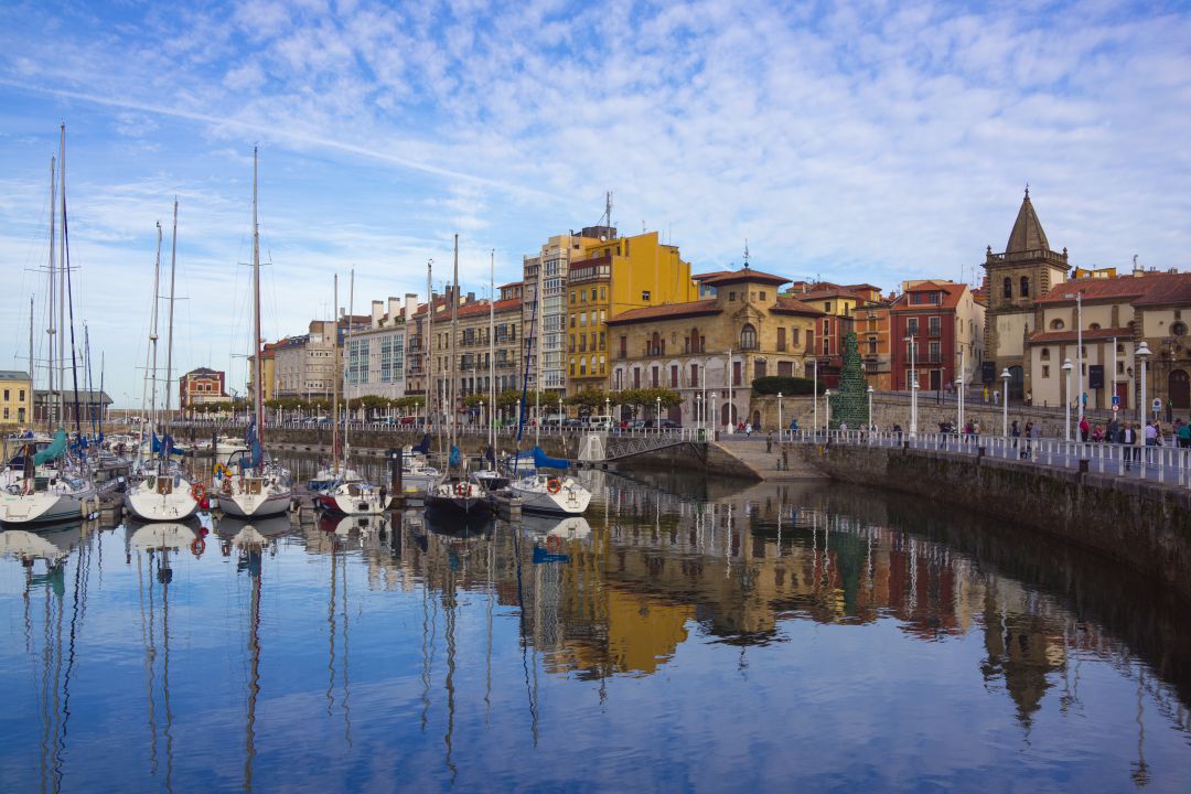 Puerto Deportivo con el barrio de Cimadevilla detrás. Puerto Deportivo con el barrio de Cimadevilla detrás.