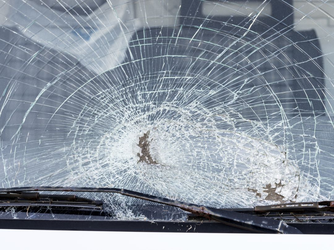 La luna delantera de un coche tras recibir un golpe. La luna delantera de un coche tras recibir un golpe.