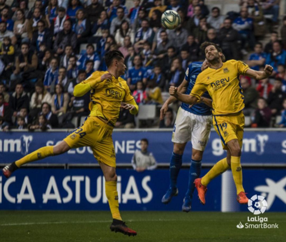 Jugada entre el Alcorcón y el Oviedo Jugada entre el Alcorcón y el Oviedo