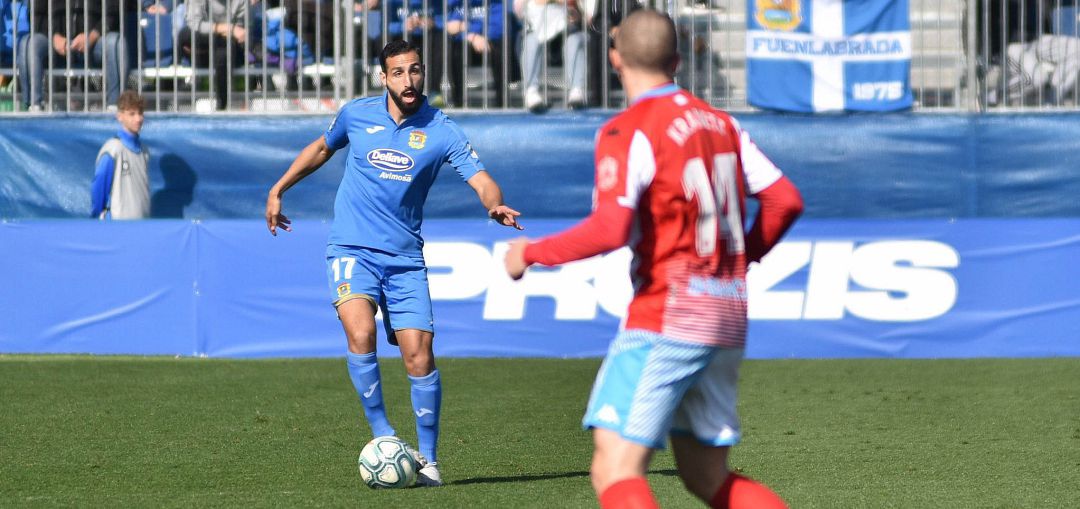 José Rodríguez (17) controla el balón vigilado por Kravets (d) en el partido de este domingo en el 'Fernando Torres' José Rodríguez (17) controla el balón vigilado por Kravets (d) en el partido de este domingo en el 'Fernando Torres'