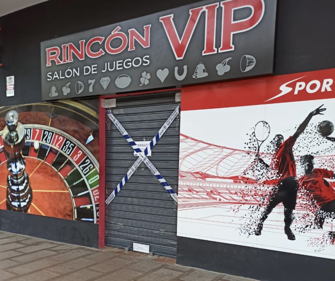 Fachada del salón de juegos precintado en Málaga Fachada del salón de juegos precintado en Málaga