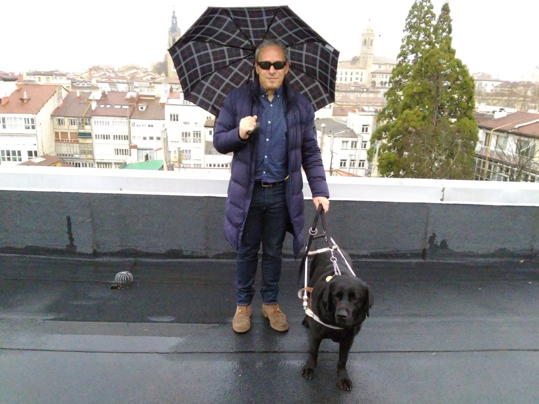 Javier Rojas y su perro guía Luik Javier Rojas y su perro guía Luik
