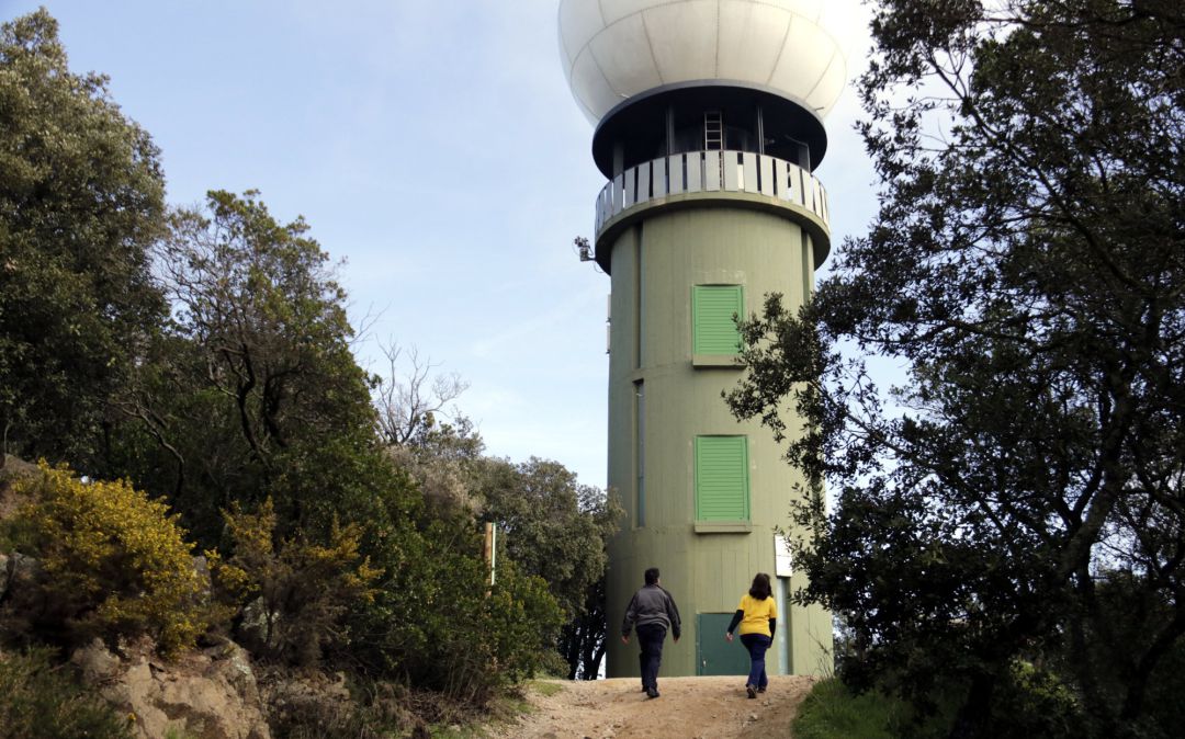 Dos guaites forestals arribant a la torre de vigilància del Puig d'Arques. Dos guaites forestals arribant a la torre de vigilància del Puig d'Arques.