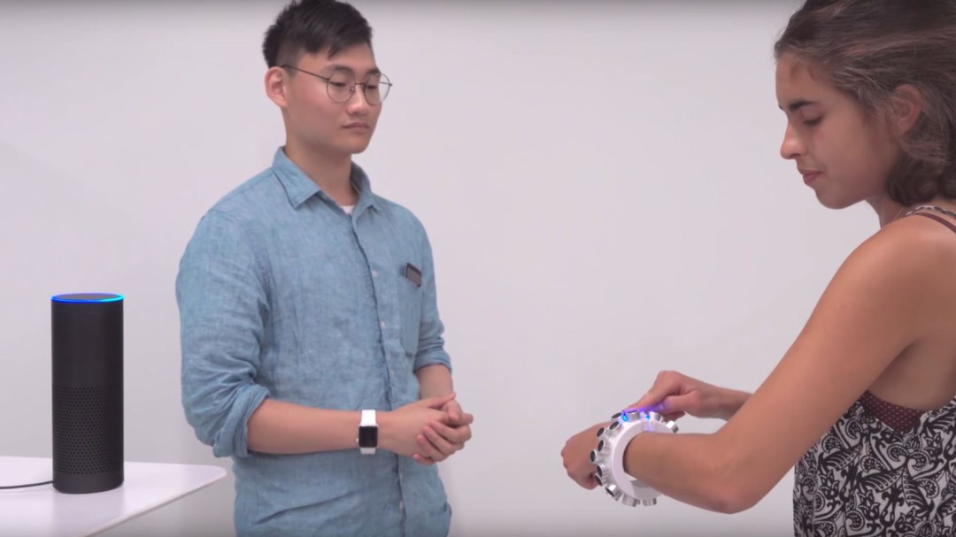 Así es el brazalete del silencio: la pulsera contra los dispositivos inteligentes
