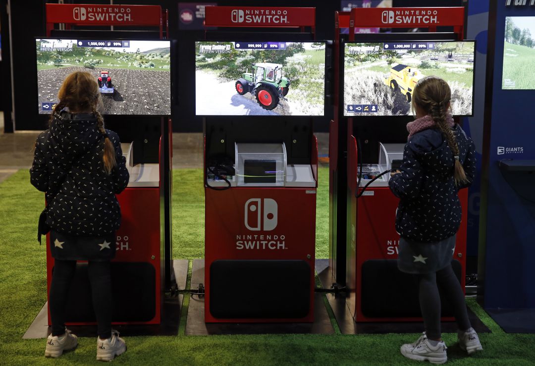 Dos niñas juegan a la Nintendo Switch Dos niñas juegan a la Nintendo Switch