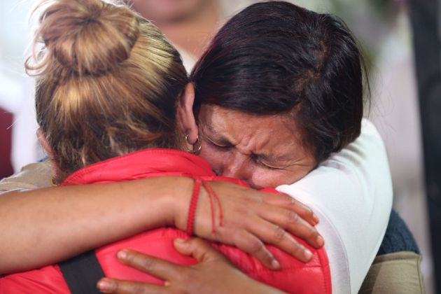 María Magdalena Anton llora durante el funeral de su hija Fátima este lunes en el barrio de Tulyehualco en Ciudad de México (México). María Magdalena Anton llora durante el funeral de su hija Fátima este lunes en el barrio de Tulyehualco en Ciudad de México (México).