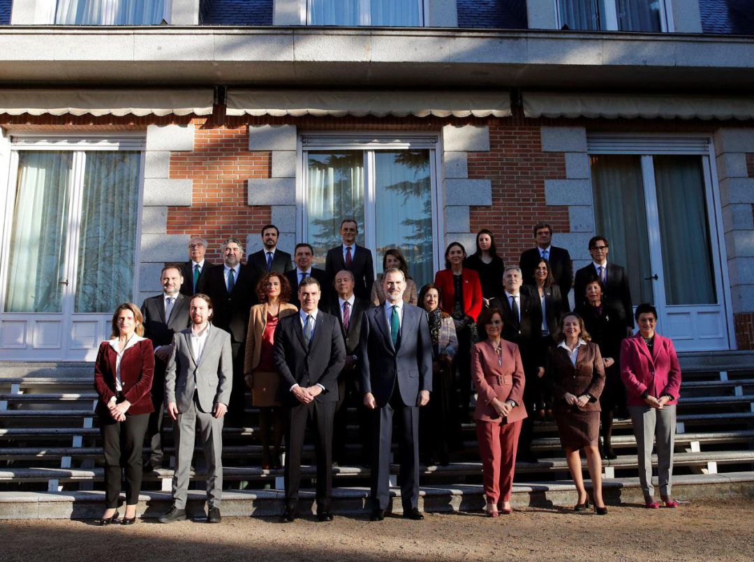 El rey junto con el presidente del Gobierno, Pedro Sánchez y sus ministros posan para la foto de familia del Consejo de Ministros celebrado en el Palacio de la Zarzuela El rey junto con el presidente del Gobierno, Pedro Sánchez y sus ministros posan para la foto de familia del Consejo de Ministros celebrado en el Palacio de la Zarzuela