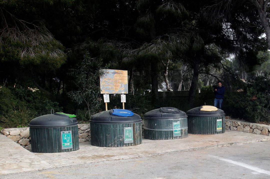 Zona de contenedores soterrados de la calle Móstoles de Moraira dónde ha sido encontrado el cadáver de una mujer de entre 35 y 45 años de edad con aparentes signos de violencia Zona de contenedores soterrados de la calle Móstoles de Moraira dónde ha sido encontrado el cadáver de una mujer de entre 35 y 45 años de edad con aparentes signos de violencia