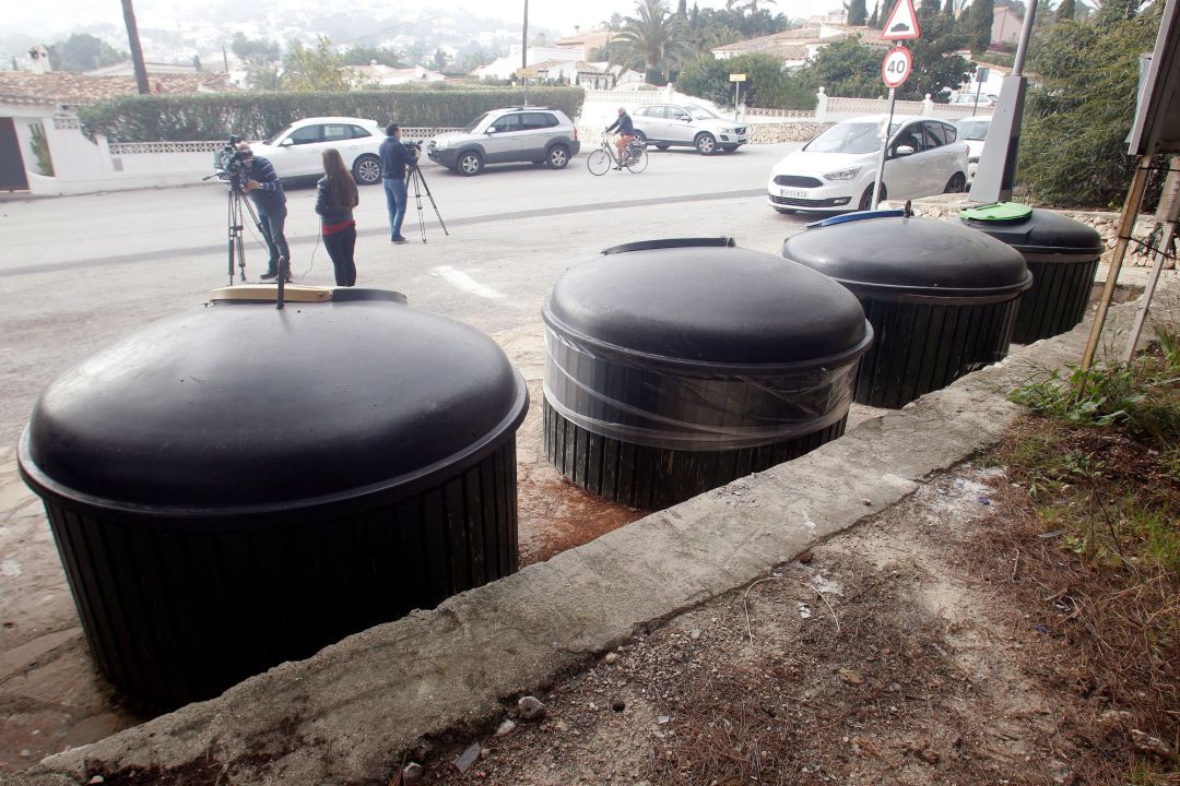 Zona de contenedores en la que fue hallado el cuerpo sin vida de una mujer en Moraira Zona de contenedores en la que fue hallado el cuerpo sin vida de una mujer en Moraira