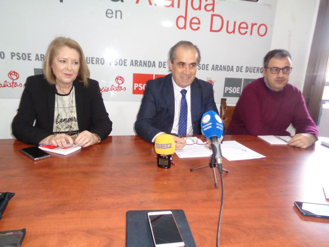 Luis Briones (centro), acompañado de los concejales Amparo Simón y Ángel Rocha Luis Briones (centro), acompañado de los concejales Amparo Simón y Ángel Rocha