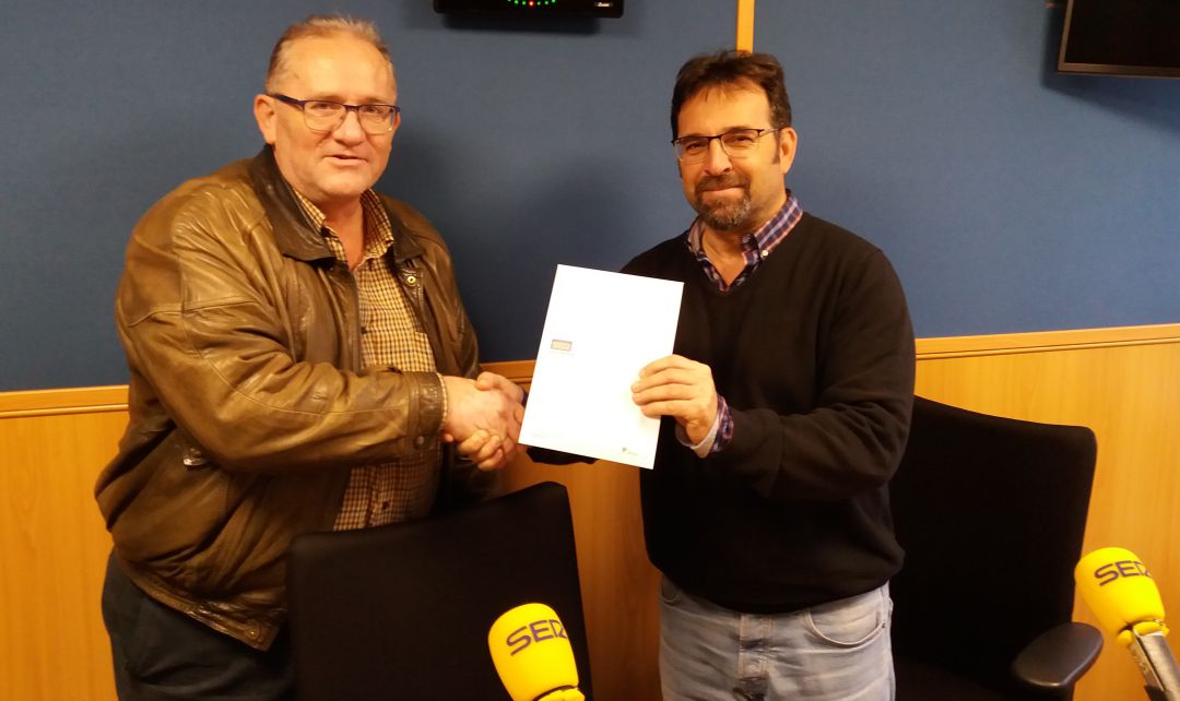 Miguel Meroño entrega sus premios al ganador José Antonio López. Miguel Meroño entrega sus premios al ganador José Antonio López.