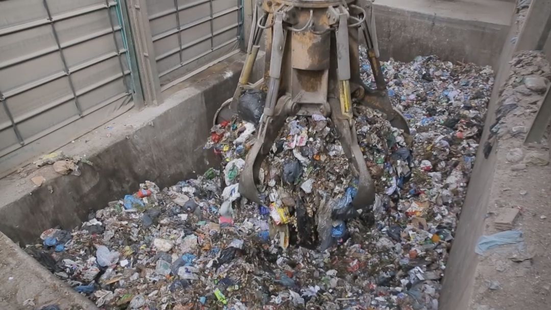Manipulación de basura en la planta de Reciplasa Manipulación de basura en la planta de Reciplasa