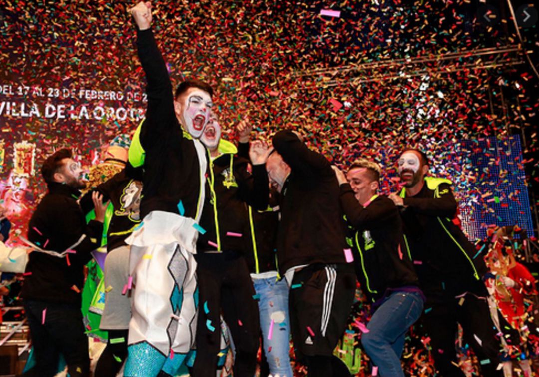 Los Cascarrabias, en la celebración de su triunfo de 2019 en el certamen de murgas del Norte. Los Cascarrabias, en la celebración de su triunfo de 2019 en el certamen de murgas del Norte.