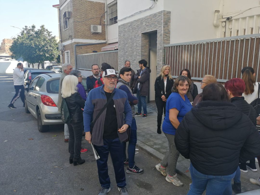 Familiares y amigos a las puertas del bloque de Francisco Javier y Marina. Familiares y amigos a las puertas del bloque de Francisco Javier y Marina.