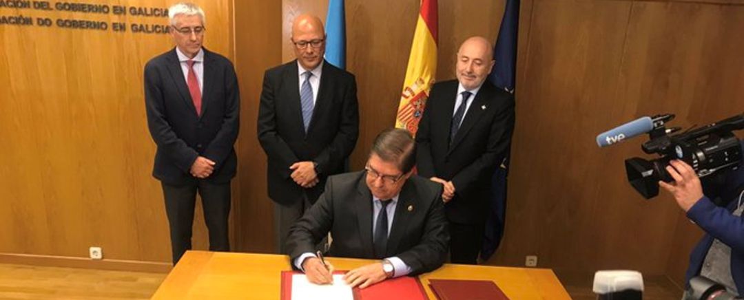El Ministerio de Defensa ya ha cedido las instalaciones de la antigua Fábrica de Armas a la Universidade da Coruña para la creación de la Ciudad de las TIC El Ministerio de Defensa ya ha cedido las instalaciones de la antigua Fábrica de Armas a la Universidade da Coruña para la creación de la Ciudad de las TIC