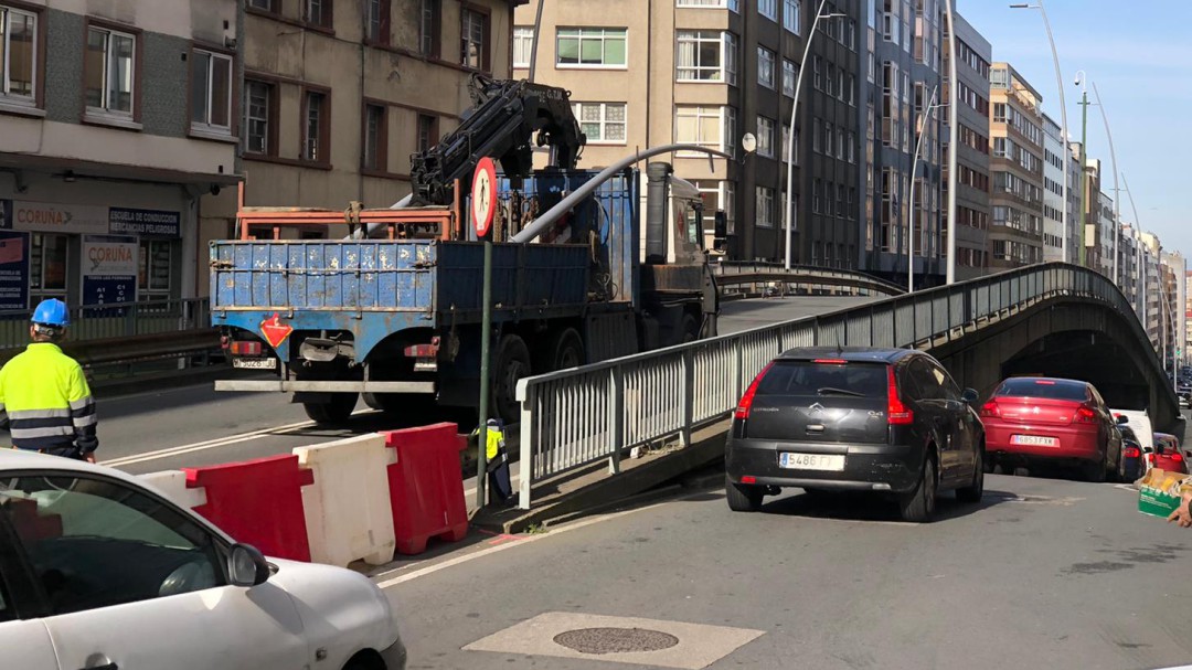 Los operarios inician el derribo del viaducto de la ronda de Nelle