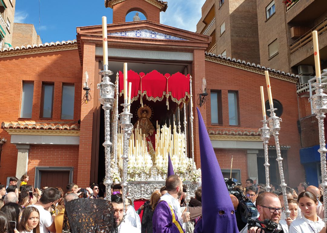 Salida del palio de la Virgen de la Caridad de la hermandad de La Lanzada de Granada por primera vez, en la Semana Santa de 2019, de su templo. Hasta ese momento, los dos pasos de la corporación salían de una carpa que se instalaba en la placeta delantera Salida del palio de la Virgen de la Caridad de la hermandad de La Lanzada de Granada por primera vez, en la Semana Santa de 2019, de su templo. Hasta ese momento, los dos pasos de la corporación salían de una carpa que se instalaba en la placeta delantera