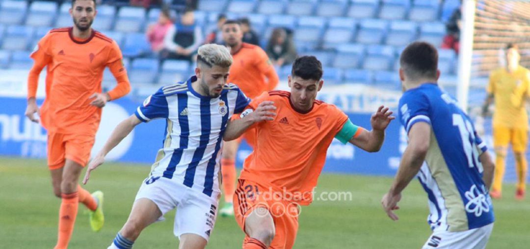 Isi Ros pugna por un balón durante el partido ante el Córdoba de esta temporada. Isi Ros pugna por un balón durante el partido ante el Córdoba de esta temporada.