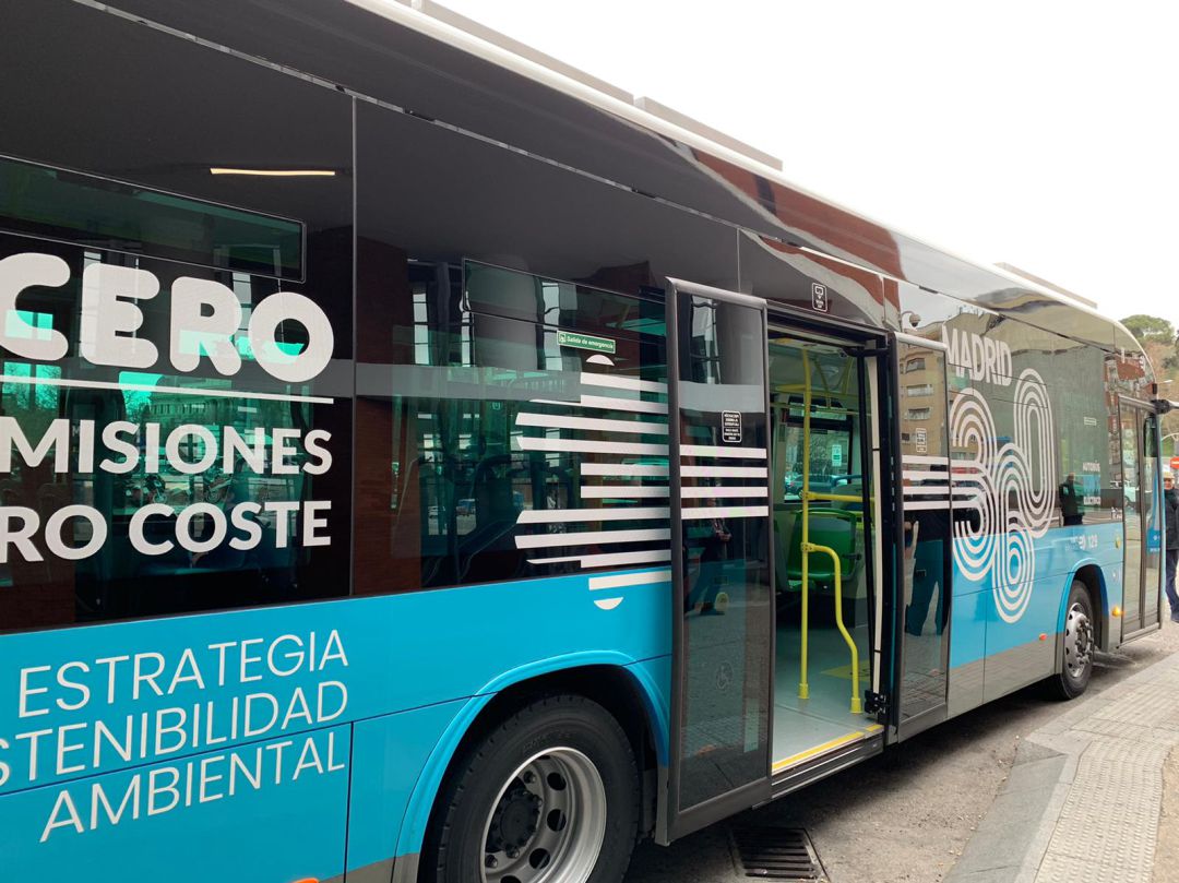 Autobús de la línea que unirá Atochay Moncloa en la presentación en la mañana de este martes. Autobús de la línea que unirá Atochay Moncloa en la presentación en la mañana de este martes.