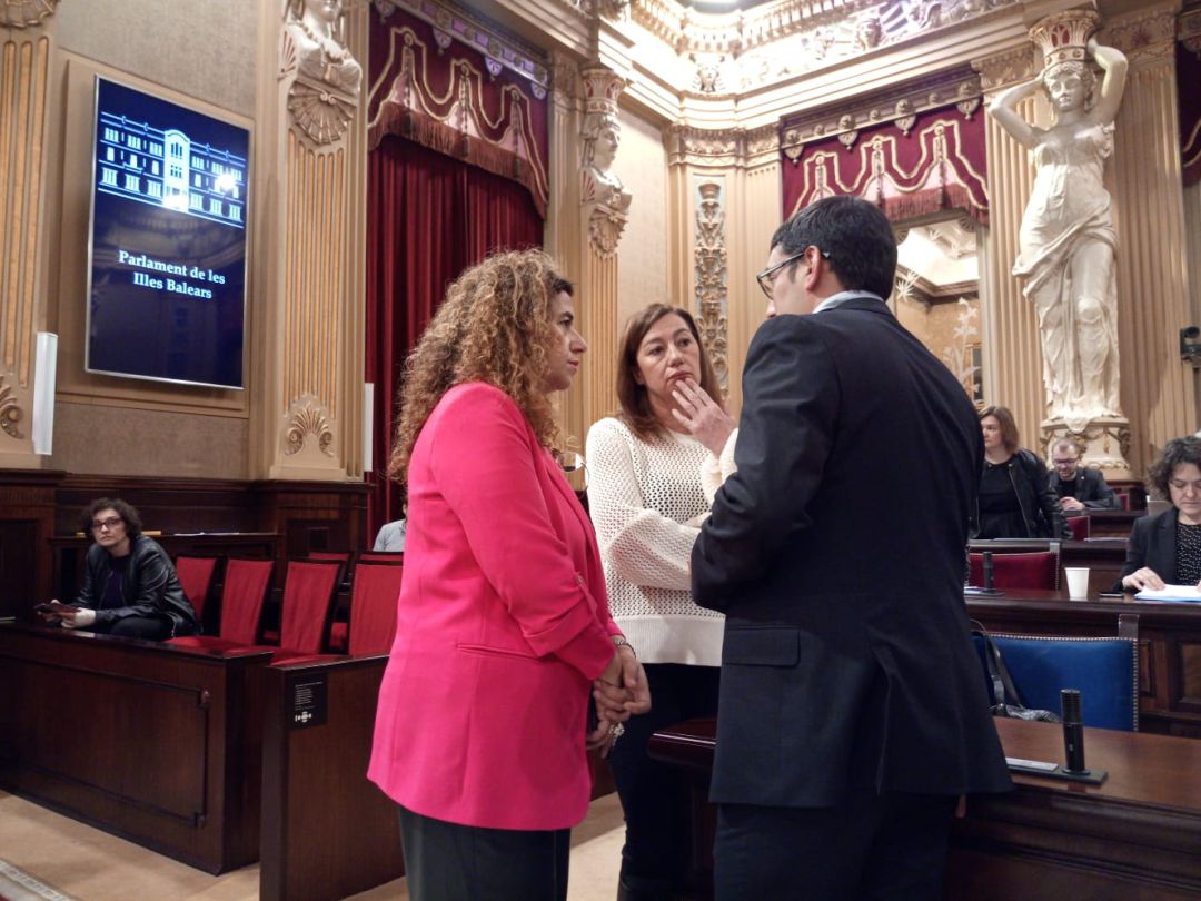 La presidenta Francina Armengol hablando con su equipo de gobierno. La presidenta Francina Armengol hablando con su equipo de gobierno.