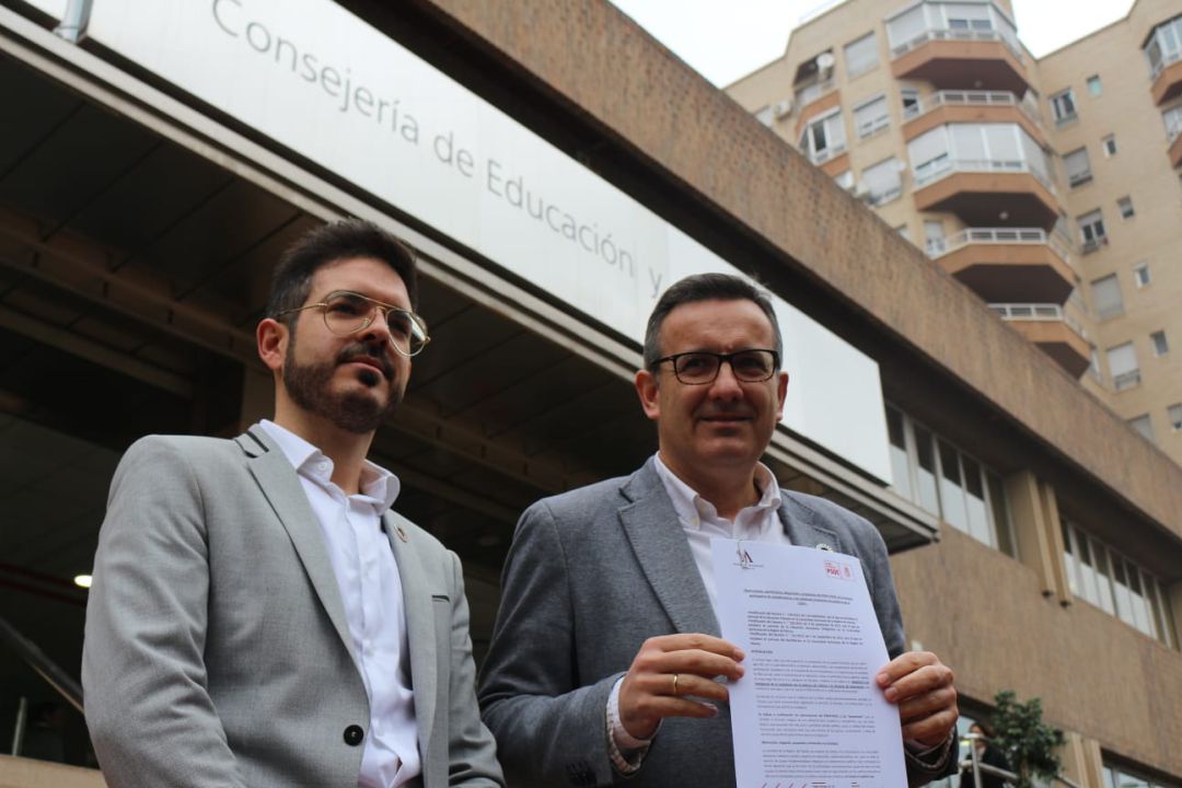 Diego Conesa y Antonio Espín en la puerta de la consejería de educación Diego Conesa y Antonio Espín en la puerta de la consejería de educación