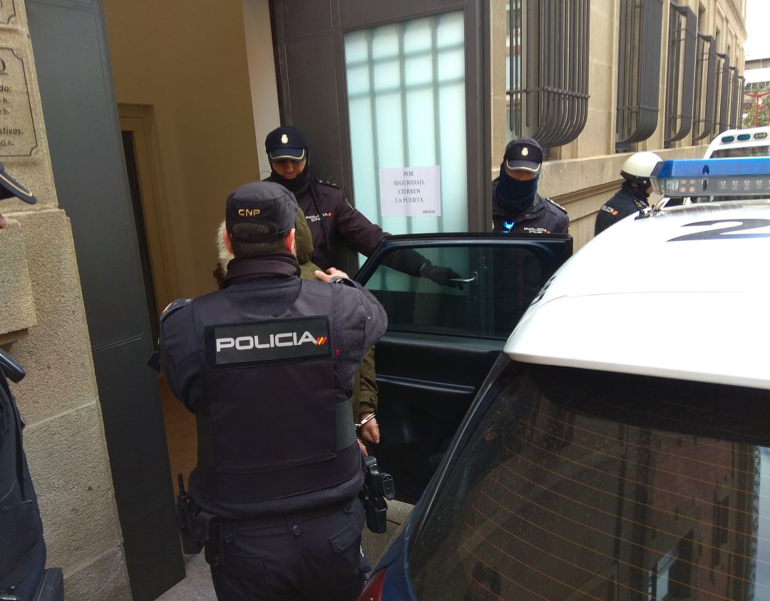 La mujer llega al JUzgado que ha decretado su libertad La mujer llega al JUzgado que ha decretado su libertad