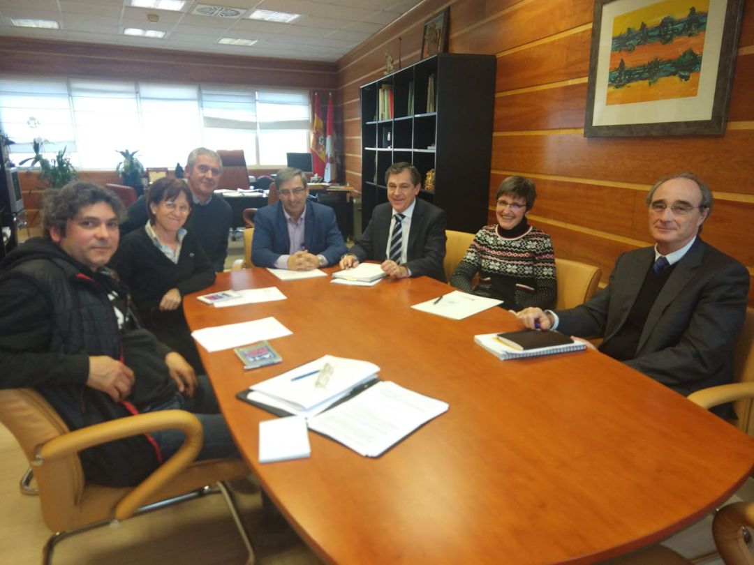 Los representantes de la plataforma A11 Pasos de Peñafiel con el viceconsejero y responsable de Fomento de la Junta. Los representantes de la plataforma A11 Pasos de Peñafiel con el viceconsejero y responsable de Fomento de la Junta.