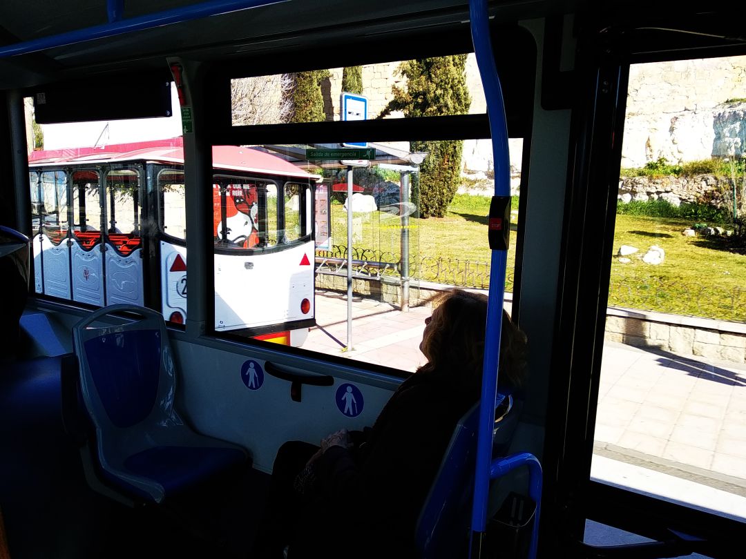 Imagen del tren, detenido en la parada de autobuses urbanos del paseo del Desengaño Imagen del tren, detenido en la parada de autobuses urbanos del paseo del Desengaño