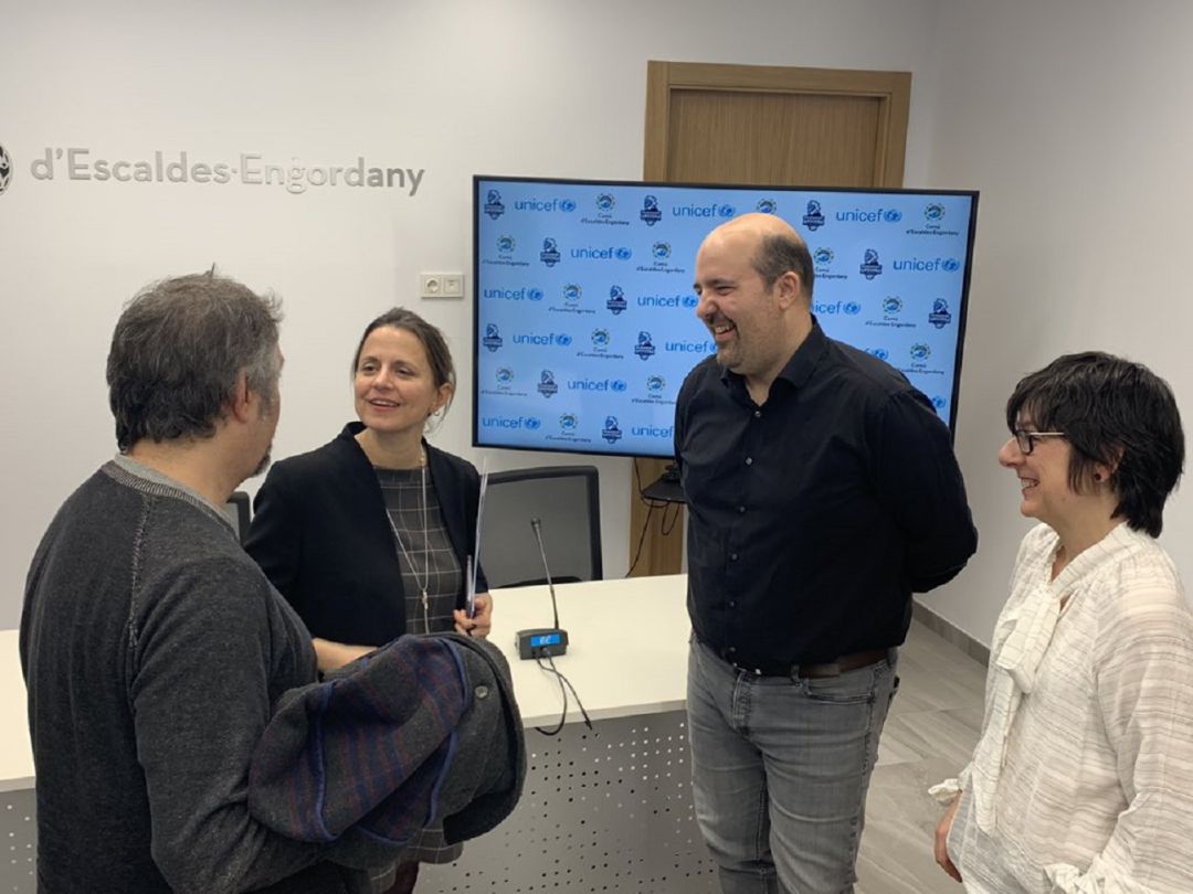 El president del MoraBanc Andorra, Gorka Aixàs, amb la cònsol major d'Escaldes, Rosa Gili; el director de comunicació del club, Gabriel Fernàndez; i la directora d'Unicef Andorra, Marta Alberch durant la presentació de la 6a edició del Champions for Unicef. El president del MoraBanc Andorra, Gorka Aixàs, amb la cònsol major d'Escaldes, Rosa Gili; el director de comunicació del club, Gabriel Fernàndez; i la directora d'Unicef Andorra, Marta Alberch durant la presentació de la 6a edició del Champions for Unicef.