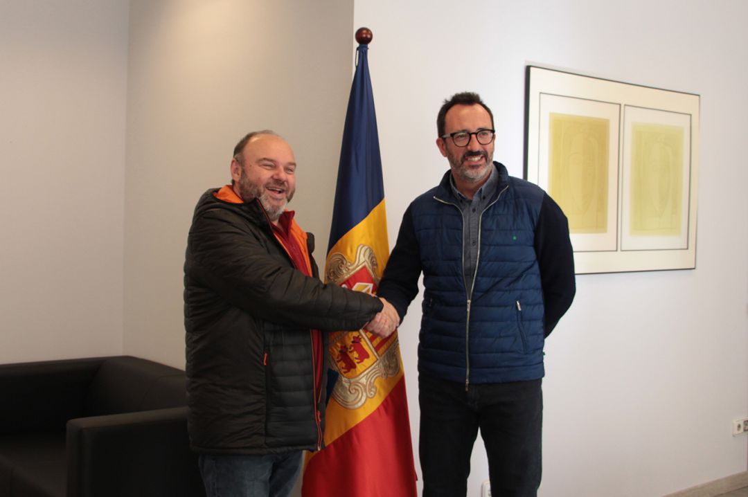 El ministre d'Afers Socials, Habitatge i Joventut, Víctor Filloy, saluda el secretari general de l'USDA, Gabriel Ubach, abans de la reunió conjunta per abordar el problema dels lloguers. El ministre d'Afers Socials, Habitatge i Joventut, Víctor Filloy, saluda el secretari general de l'USDA, Gabriel Ubach, abans de la reunió conjunta per abordar el problema dels lloguers.