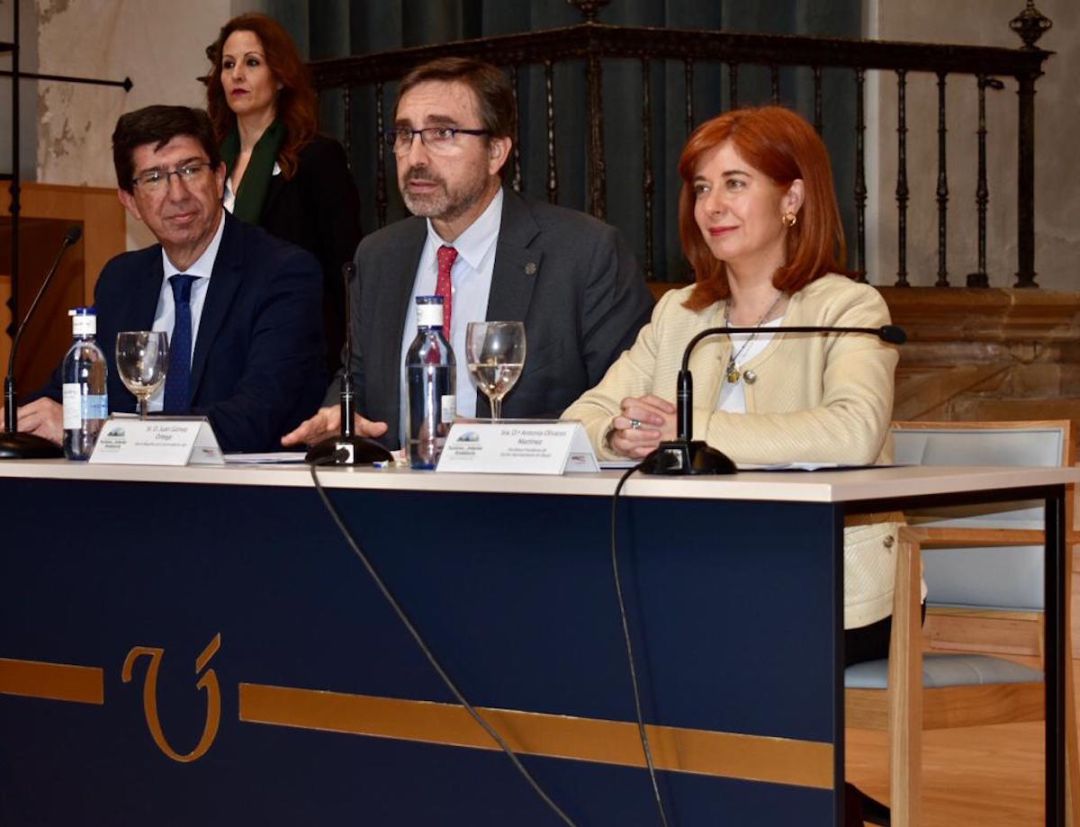El vicepresidente y Consejero de Turismo de la Junta, Juan Marín, el rector de la UJA, Juan Gómez, y la alcaldesa de Úbeda, Toni Olivares. El vicepresidente y Consejero de Turismo de la Junta, Juan Marín, el rector de la UJA, Juan Gómez, y la alcaldesa de Úbeda, Toni Olivares.