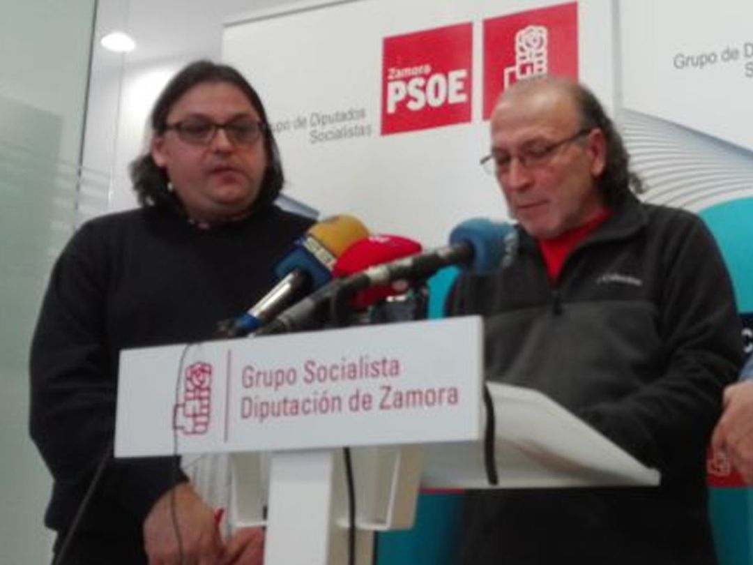 Roberto Cisnero (a la izquierda de la imagen) durante una comparecencia en la Diputación Provincial en enero de 2017 Roberto Cisnero (a la izquierda de la imagen) durante una comparecencia en la Diputación Provincial en enero de 2017