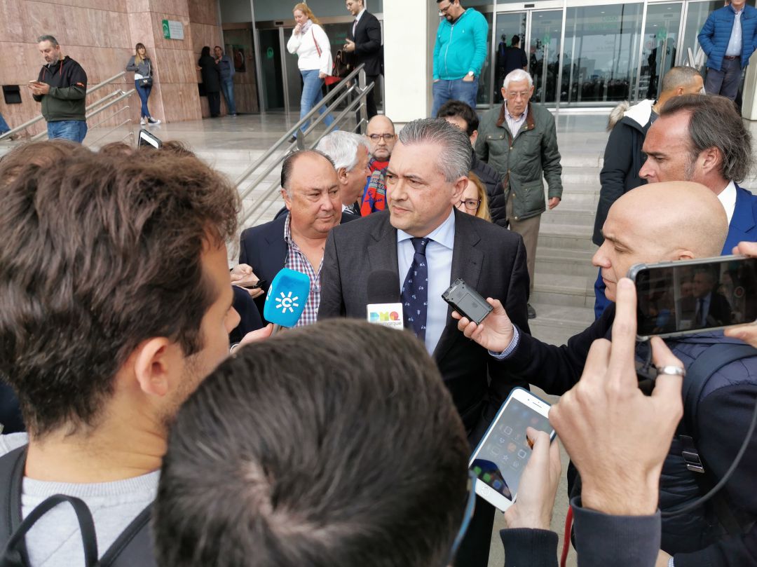 Paco Valverde, abogado de los accionistas minoritarios, atendiendo a los medios Paco Valverde, abogado de los accionistas minoritarios, atendiendo a los medios