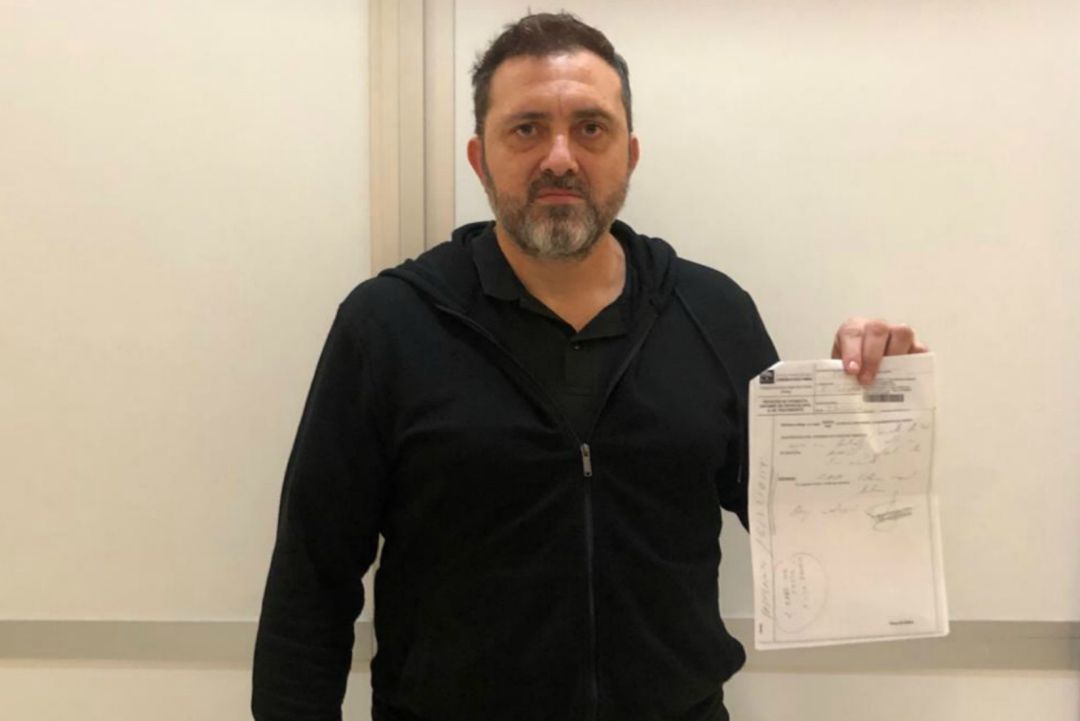 El paciente, Luis Rodríguez, con la cita médica que le indica su consulta para mediados de 2021 El paciente, Luis Rodríguez, con la cita médica que le indica su consulta para mediados de 2021