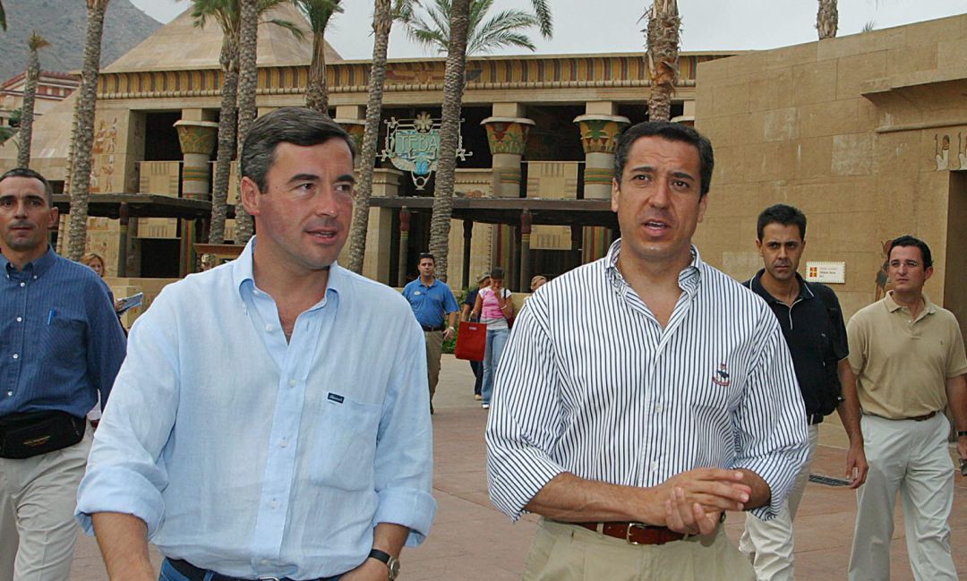 Foto de archivo de agosto de 2002 del entonces ministro de Trabajo, Eduardo Zaplana, junto a su compañero de Gobierno, el exministro del Interior, Angel Acebes, durante su visita al parque temático Terra Mítica. Foto de archivo de agosto de 2002 del entonces ministro de Trabajo, Eduardo Zaplana, junto a su compañero de Gobierno, el exministro del Interior, Angel Acebes, durante su visita al parque temático Terra Mítica.