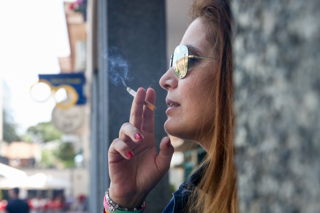 Mujer fumando un cigarro. Mujer fumando un cigarro.