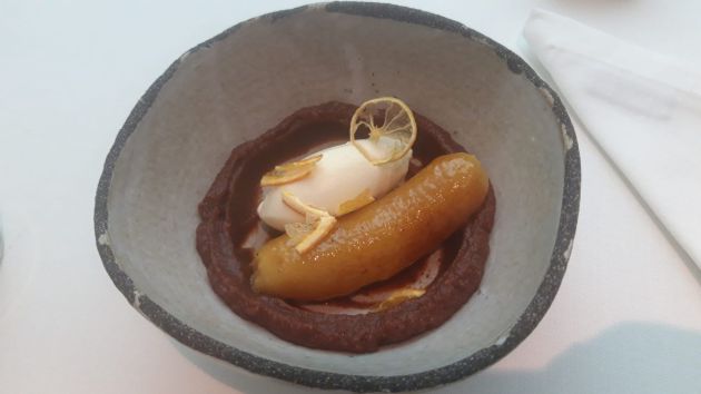 Plátano madurado con caramelo, helado de leche y puré de nísperos salvajes sobremadurados (Riff). Plátano madurado con caramelo, helado de leche y puré de nísperos salvajes sobremadurados (Riff).